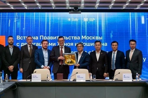 双方代表合影。（图片来源：越通社）