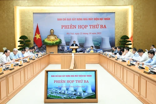 范明正总理在会上发表讲话。