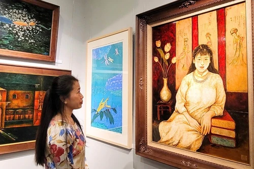 观众在“友谊色彩”展览空间欣赏艺术作品。（图片来源：越通社）