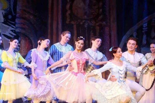 来自俄罗斯久负盛名的俄罗斯国家芭蕾舞团（Russian State Ballet）携手河内交响乐团联合演出经典芭蕾舞剧《胡桃夹子》。