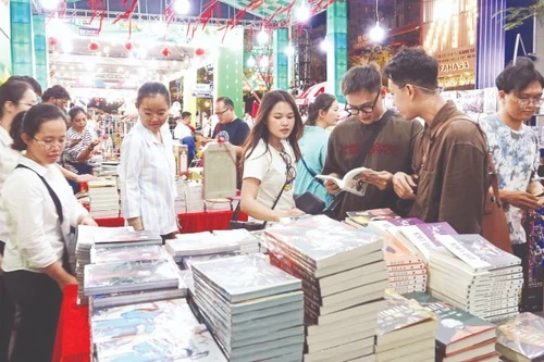 胡志明市2026年丙午年春节书街节吸引众多年轻人参加。