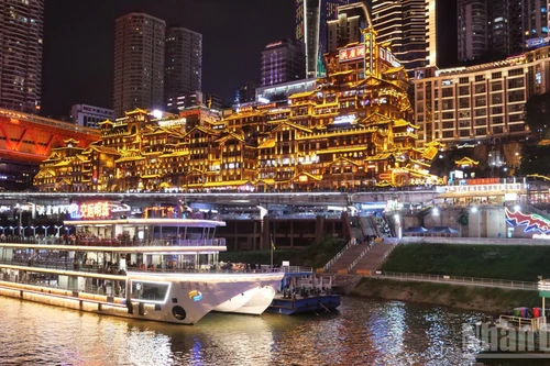 游客乘坐游船欣赏重庆夜景。（胡军摄）