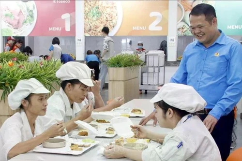 为工人提供轮班期间的膳食有助于保持劳动关系稳定，营造和谐可持续的工作环境。（图片来源：越通社）