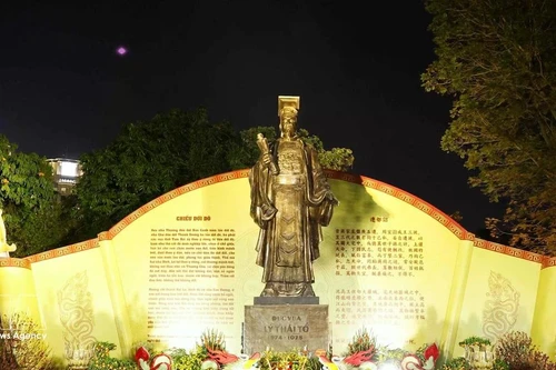 越共中央总书记苏林率领中央工作代表团前往李太祖皇帝像前上香。（图片来源：越通社）