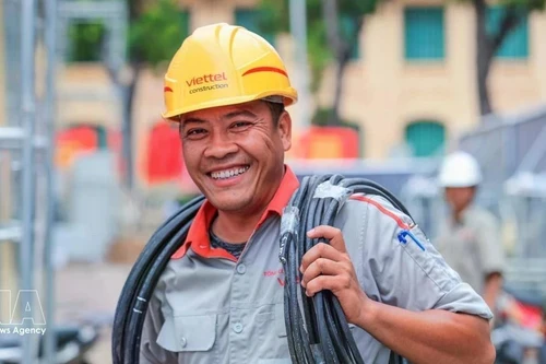 Viettel河内建设分公司基站技术人员裴德南的喜悦之情溢于言表。