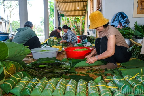 在大安溪村，从村头到巷尾，这些日子里，处处可见村民包粽、劈篾绳、淘洗糯米、点火生灶的忙碌身影。