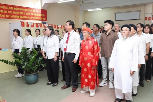 106岁的研究家阮廷思身穿红色奥黛，于3月15日上午参加投票。