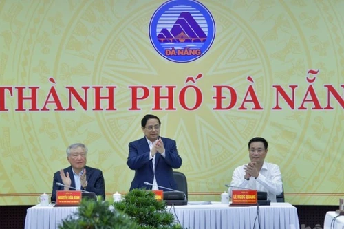 越南政府总理范明正与岘港市委常委会举行工作会议。