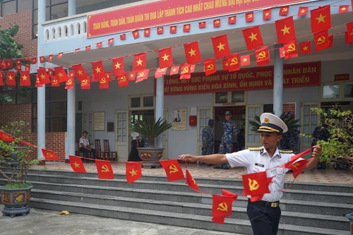 连日来，红色氛围浓厚地洋溢在长沙特别行政区，与全国各地喜迎越共第十四次全国代表大会的热烈氛围相互交融。