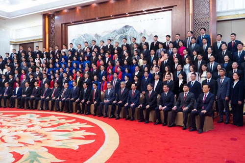 参加2026年中国广西与越南五省（市）党委书记新春会晤的有关领导与研学营代表合影留念。