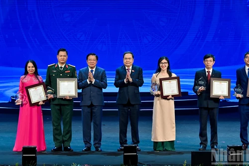 国会主席陈青敏与中央内政部部长潘廷濯向获得A等奖的作者团队代表颁奖。