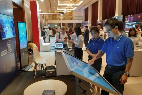 在胡志明市举行的国家数字化转型日展会上,各单位展出了多项数字化转型解决方案。