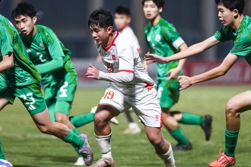 U17越南队射手在中国澳门球员包夹下表现出色。