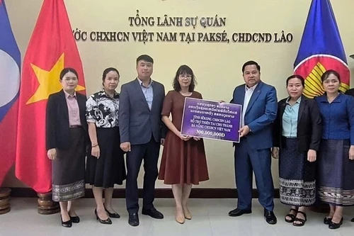 老挝色贡省捐赠3亿越盾，支援岘港市克服自然灾害造成的后果。