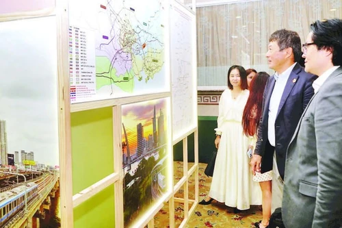 外资投资者在交流会上了解招商引资项目情况。（ 世英 摄）