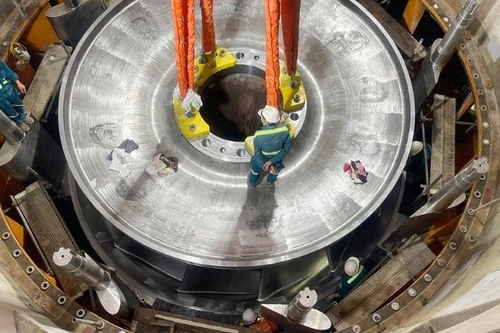 和平水电站扩建项目1号机组转子成功吊装。