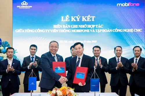 越南移动通信总公司（MobiFone）与CMC在河内签署全面合作谅解备忘录。（图片来源：越通社）