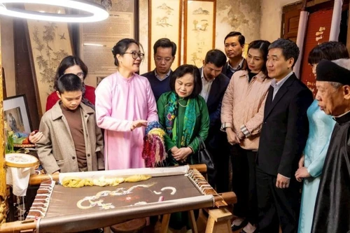 游客在秀氏（Tú Thị）亭亲身了解传统刺绣工艺。这里是“祖师亭”遗产线路上的重要一站，也是河内传统行业文化的生动缩影。