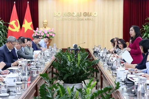 外交部副部长、APEC 2027 宣传与文化分委会主任黎氏秋姮主持了分委会第一次会议。（图片来源：越通社）