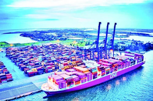 凭借港口优势，海防市正努力打造越南乃至区域绿色港口、智慧港口的典范。