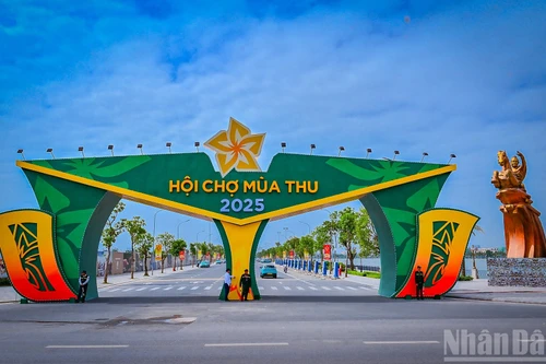 据越南工贸部评价，2025年首届秋季博览会在社会上产生了积极的广泛影响，有助于推广越南商品，同时提升了越南在国际舞台上的形象、地位和声誉。