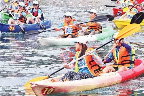 游客们体验多个旅游活动。