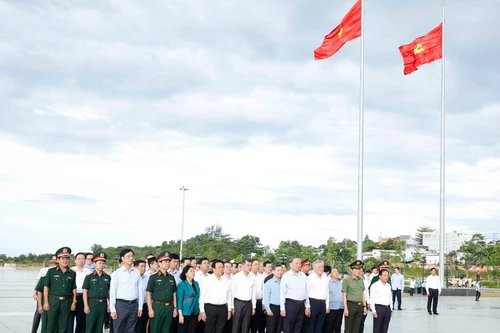 越共中央总书记苏林率中央工作代表团前往胡志明主席雕像。