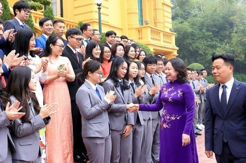 国家副主席武氏映春亲切慰问国际奥林匹克竞赛和国际科学技术竞赛中获奖的学生。