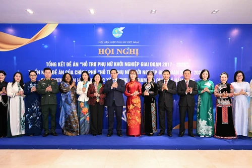 范明正总理同与会代表合影留念。