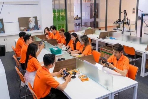 FPT大学生正在上课。