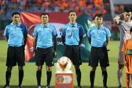 越南裁判在越南职业足球联赛（V-League）执法比赛。（图片来源：VPF）