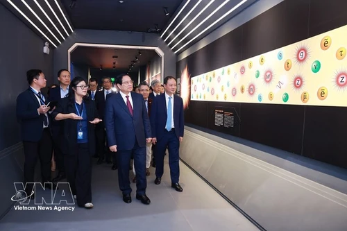 范明正总理参观位于和乐高科技园区的越南航天博物馆。