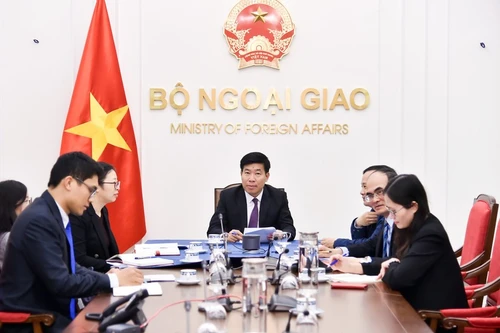 越南外交部副部长阮孟强同菲律宾外交部副部长艾雷拉·林通电话。