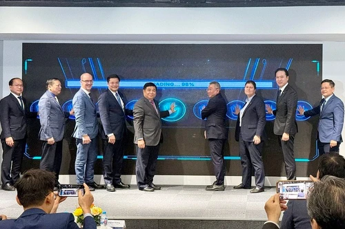 研发中心揭幕仪式。