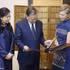 在樟宜国际机场送行时，新加坡数码发展及新闻部部长杨莉明向越共中央总书记、国家主席苏林和夫人赠送了一本记录总书记、国家主席和夫人在新加坡活动的照片集。