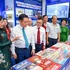 各位代表参观参展的展位。