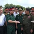 越南国防部副部长黄春战中将（左三）与柬埔寨皇家陆军副总司令伊萨拉将军（右二）讨论在柬埔寨柴桢省柴桢县建设桑索瓦纳小学友谊项目计划。（图片来源：越通社）