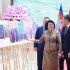越南政府总理黎明兴与柬埔寨王国国会主席昆索达莉亲王参观由越南通讯社举办的关于两国合作关系的图片展。（图片来源：越通社）