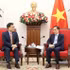 越共中央政治局委员、外交部长黎怀忠会见韩国驻越大使崔泳杉。（图片来源：越通社）