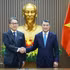 越南政府总理黎明兴（右）与日本国际协力银行（JBIC）董事长前田匡史。（图片来源：越通社）