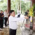 陈锦秀同志在同禄三岔路口历史遗迹区上香。（图片来源：越通社）