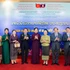 吴芳璃夫人（右五）出席在老挝举行的越南电影周及越老伟大友谊图片展开幕式。（图片来源：越通社）