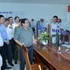 范明正总理对兴富坊公共行政中心行政手续办理情况进行检查。（图片来源：越通社）