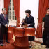日本首相高市早苗体验击鼓——越南传统乐器。