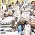 南定纺织服装股份总公司员工正在生产出口服装。