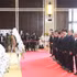在老挝越南人总会及万象市越南人协会向老挝国会主席赛宋蓬·丰威汉同志敬献花圈并默哀一分钟。