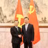 越共中央政治局委员、中央书记处书记、中央内政部部长、中央反腐败反浪费反消极指导委员会常务副主任黎明智与中共中央政治局委员、中央书记处书记，中央政法委书记陈文清。（图片来源：越通社）