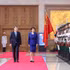 黎明兴总理和高市早苗首相共同检阅越南人民军仪仗队。
