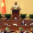 国家银行行长范德印在会议上澄清代表意见。（图片来源：越通社）