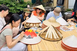 游客在民和乡参加知礼尖顶帽制作体验。（图片来源： TRILAF）